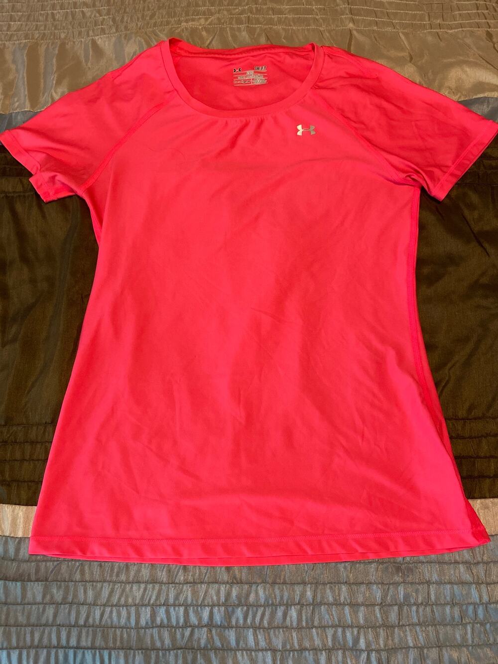 Under armour bright pink athleisure athletic shirt size Small SM/P/P
